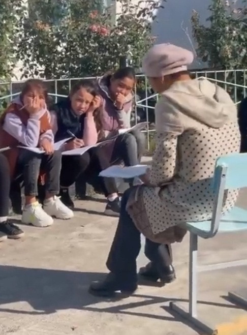 Школьники Кыргызстана. Дети выходят из школы. Холодно в школьных классах. Школьники бордюр.