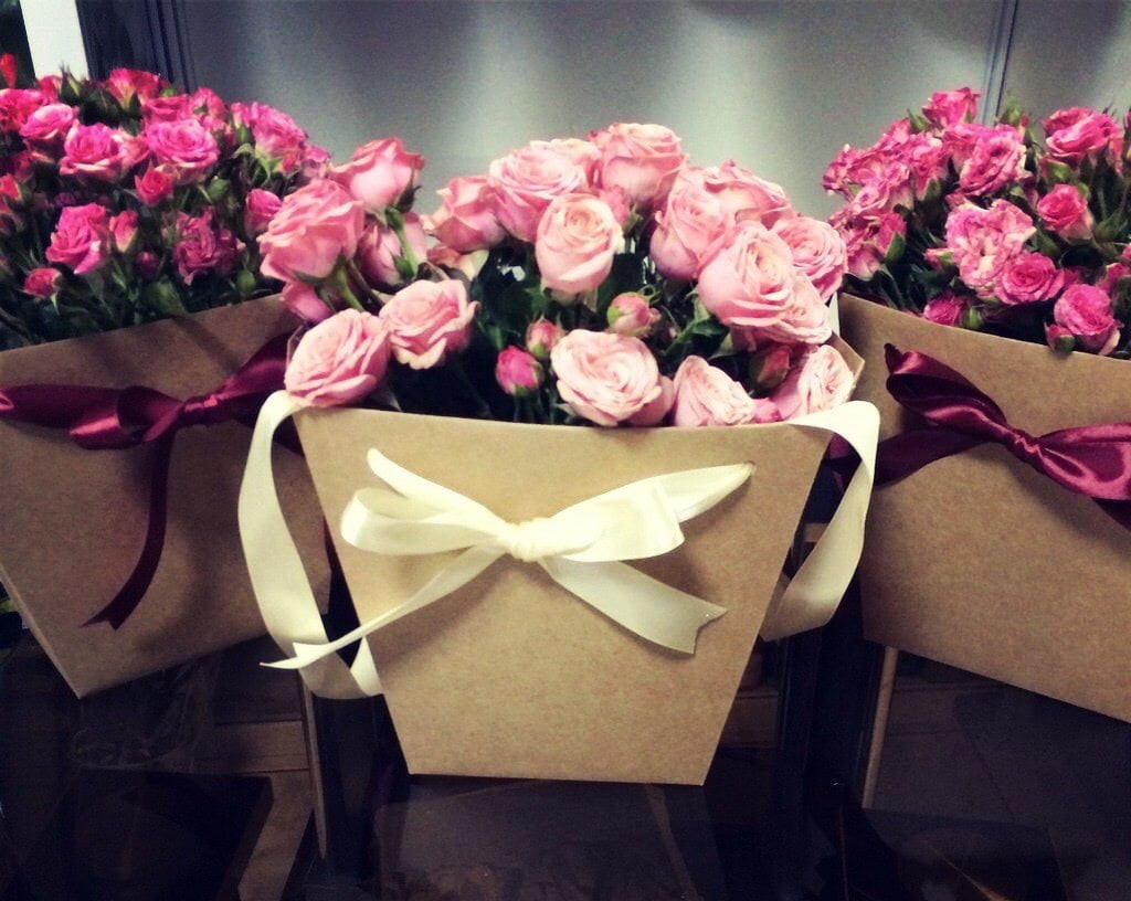 Цветы подарки настроение. Букет цветов в коробке. Красивые коробки с цветами. Красивый букет цветов в коробке. Стильная коробка с цветами.