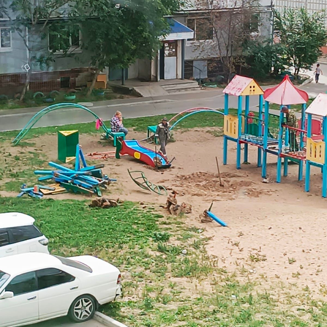 В Комсомольске управляющие компании повсеместно спиливают, срезают и  убирают металлические детские площадки во дворах - Новости -  Комсомольск-на-Амуре - Окей Город