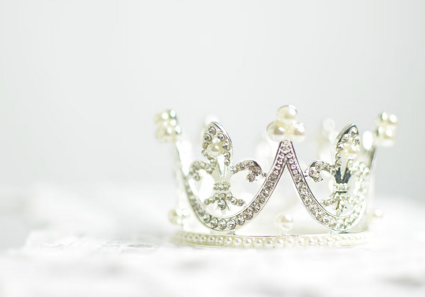 Корона фон. Корона принцесса. Красивая корона. Обои на телефон корона. Гадать короне