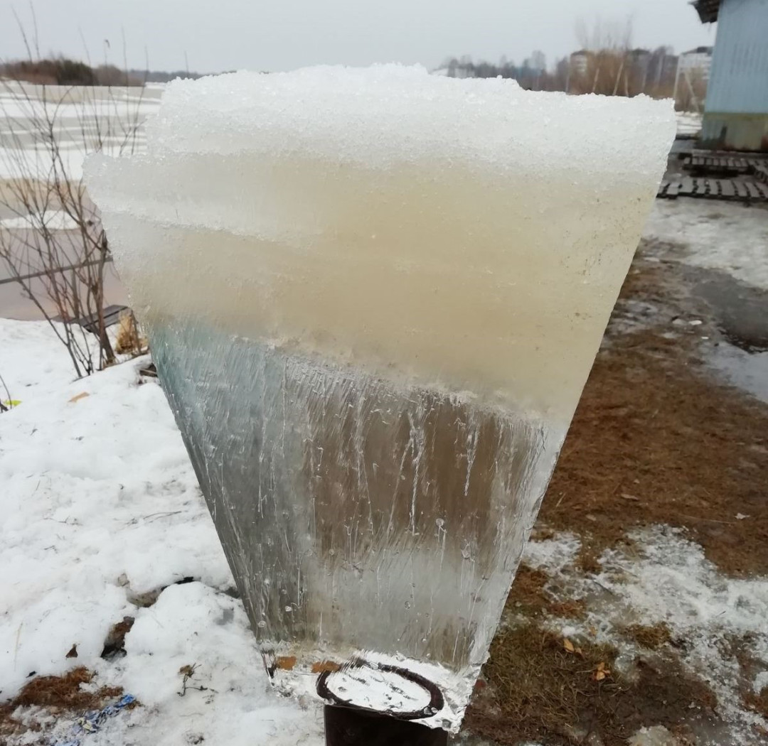 Вода выступила на поверхность льда