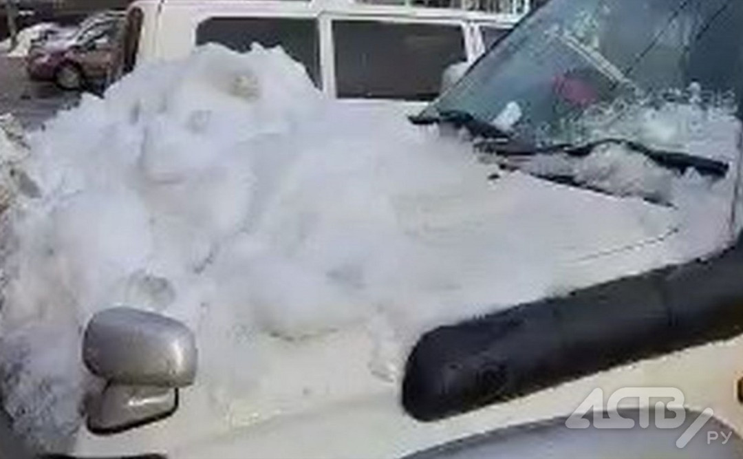 Глыба льда автомобиль. Глыба льда упала на автомобиль. Глыба снега упала на машину. Сосулька повредила автомобиль.